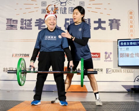 Weightlifting Taiwan granny, 90, garners cheers, health benefits at gym