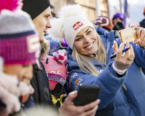 Lindsey Vonn takes a low-risk approach and places 14th in her return to World Cup skiing at age 40