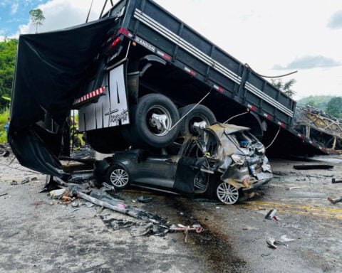 More than 20 dead in bus and truck collision in Brazil