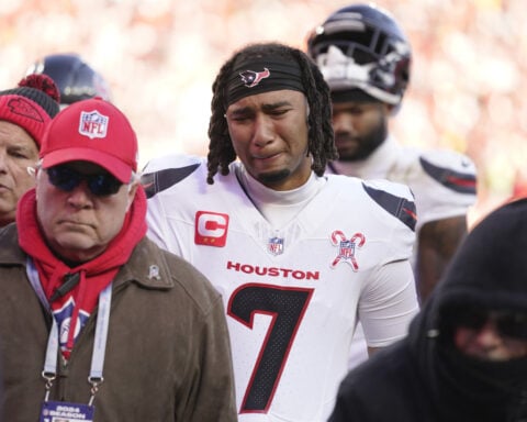 Mahomes throws for TD and runs for score as Chiefs beat Texans 27-19 to close in on No. 1 seed