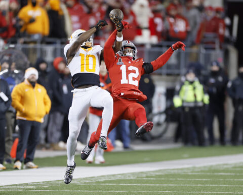 Howard throws 2 TD passes to Smith to help Ohio State rout Tennessee 42-17 in CFP