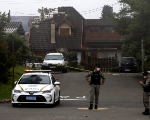 At least 10 are killed as a small plane crashes into a Brazilian town popular with tourists