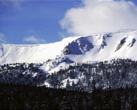 174 Colorado skiers and snowboarders rescued after a lift cracks