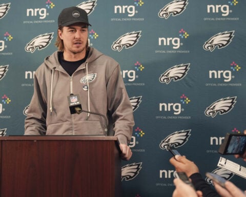 Jalen Hurts leaves with a concussion as the Eagles' winning streak ends at 10