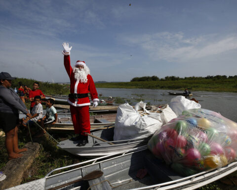 Santa braves the sticky heat of the Amazon jungle to bring gifts to children in Brazilian village