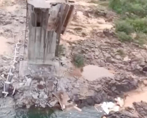 Brazil bridge collapses, spilling sulfuric acid into river