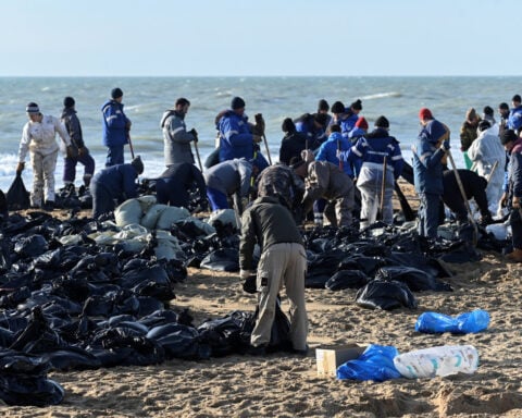 Black Sea oil spill volunteers in Russia ask Putin to send urgent help