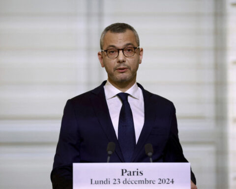 A new French government is named after the previous one collapsed in a budget fight