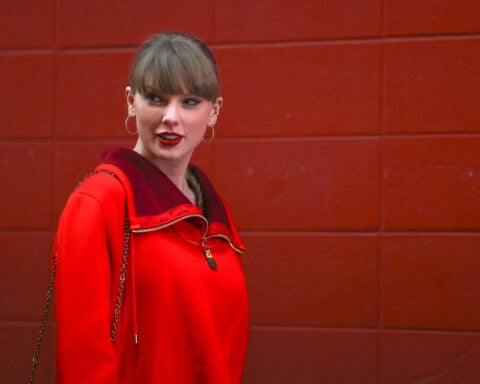 Taylor Swift gifts children’s hospital patient some twinning fashion