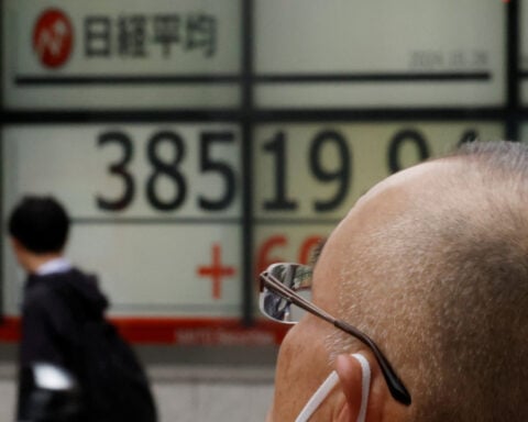 Asia shares rise, dollar underpinned by elevated bond yields