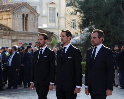 Greece's former royal family regains citizenship, surname De Gréce