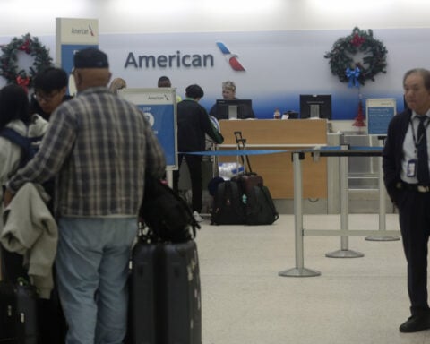 Heavy travel day starts with brief grounding of all American Airlines flights