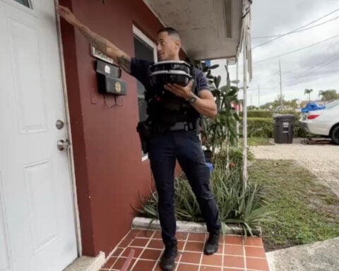 'What a blessing': Officers hand-deliver 150 hot meals Christmas morning