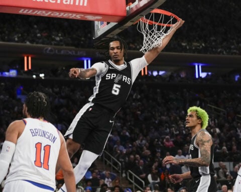 Bridges scores season-high 41, Knicks withstand Wembanyama's monster Christmas debut to edge Spurs