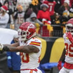 Mahomes throws 3 TDs as Chiefs clinch AFC's top seed by breezing past the skidding Steelers 29-10