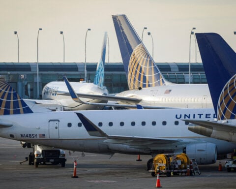 Dead body found in wheel well after United flight lands in Hawaii