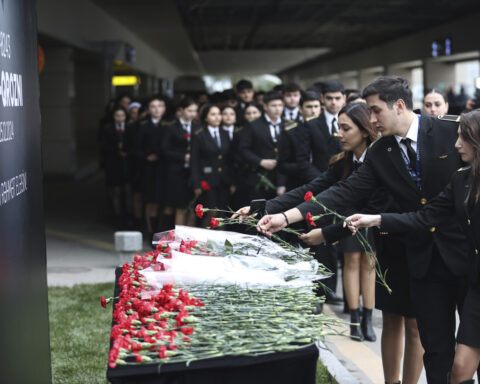 Aviation experts say Russia's air defense fire likely caused Azerbaijan plane crash as nation mourns