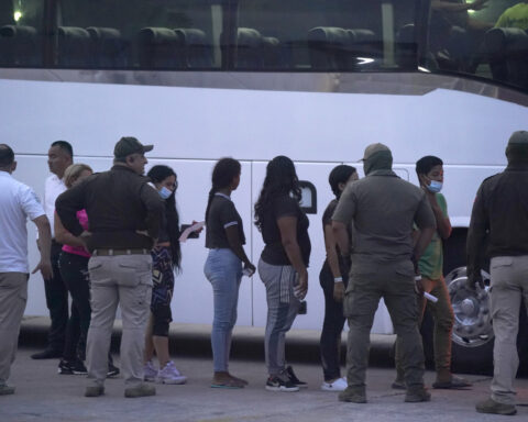 Mexico tests cellphone app allowing migrants to send alert if they are about to be detained in US