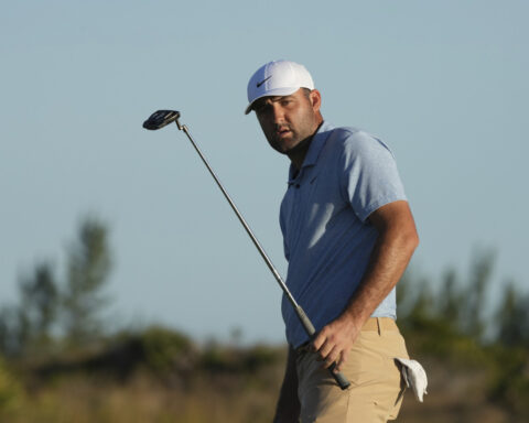 Scottie Scheffler injures right hand on a broken glass, withdraws from PGA Tour opener in Hawaii