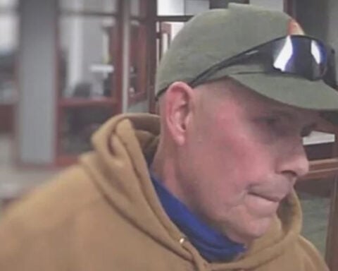 Bank robbery fail: suspect hands teller a note, but handwriting can't be deciphered