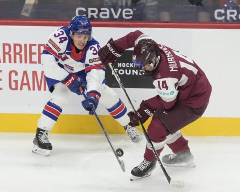 Notre Dame's Danny Nelson scores twice, defending champ US beats Latvia 5-1 in world junior hockey