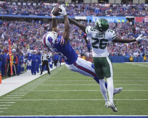 Bills clinch the AFC's No. 2 seed with a 40-14 rout of the undisciplined Jets