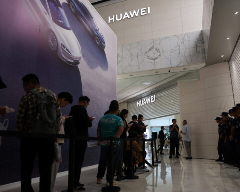 Huawei cuts prices of a variety of high-end devices