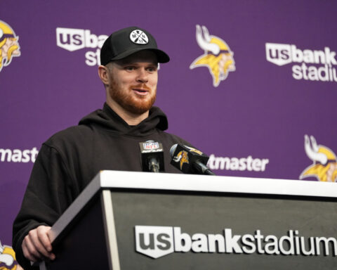 Darnold gives Vikings another gem with career-high 377 yards in 27-25 win over Packers