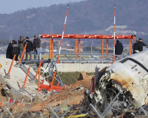 US and Boeing investigators examine the site of a deadly South Korean plane crash