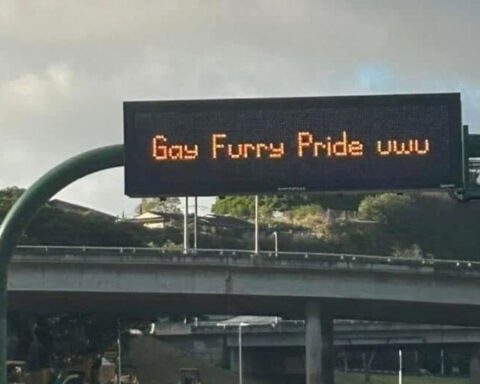 Unauthorized message appears on Moanalua Freeway sign