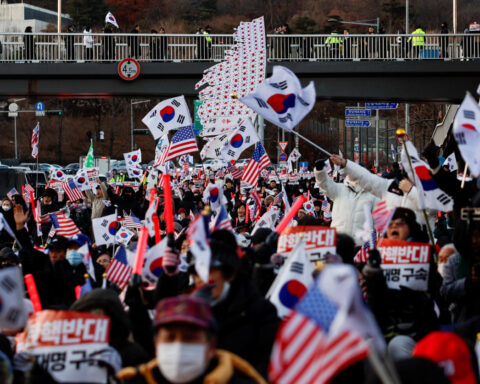 South Korea's presidential aides offer to resign amid political crisis