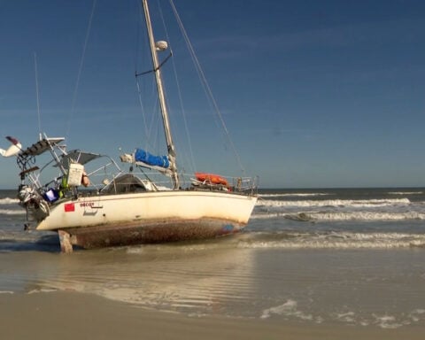 Captain selling sailboat for $1 after it washes ashore in New Smyrna Beach