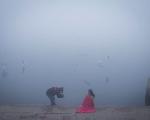 Dense smog shrouds Indian capital, threatening to disrupt flights