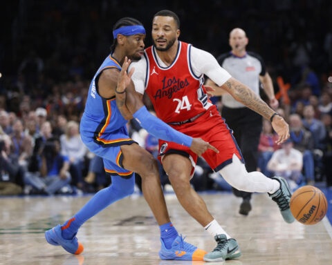 Gilgeous-Alexander scores 29 points and Thunder win 13th in a row, 116-98 over Clippers