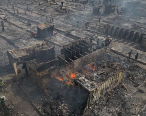 Huge fire at Ghanaian clothing market destroys hundreds of stalls