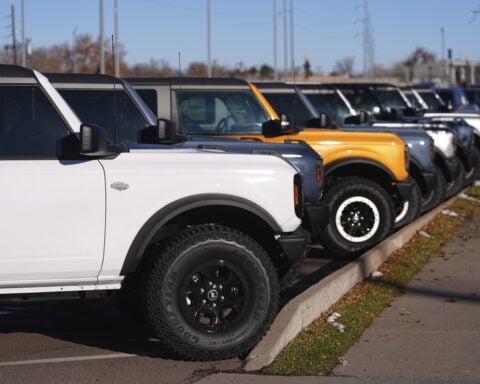 US new vehicle sales rose 2.7% last year as prices and interest rates dropped a little