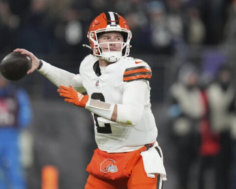 Ravens wrap up the AFC North with a 35-10 rout of Cleveland; Jackson surpasses 4,000 yards passing