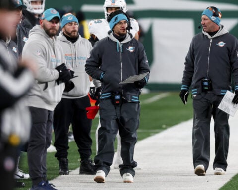 Dolphins' frustrated Tyreek Hill appears to indicate he wants out of Miami after loss to Jets