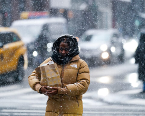 First major US winter storm of year hammers Mid-Atlantic states