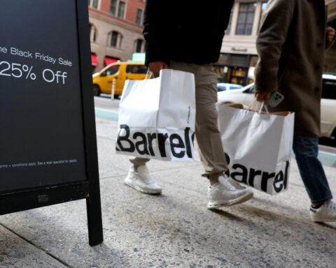 US online holiday sales rise nearly 9% on mobile shopping boom, report shows