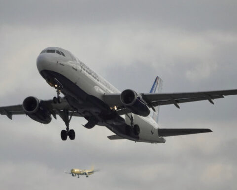 2 bodies are found in the landing gear of JetBlue plane at Florida airport