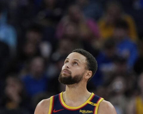 Stephen Curry, Warriors struggle again in 2nd straight embarrassing home loss