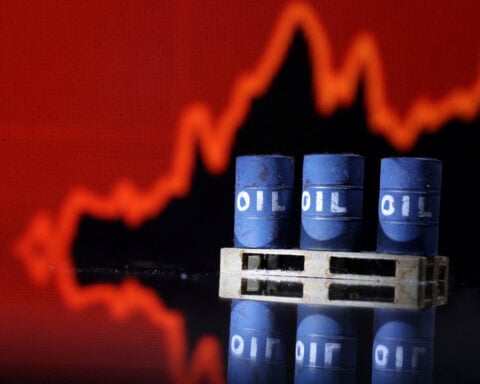 Oil prices extend losses on rising U.S. fuel inventories