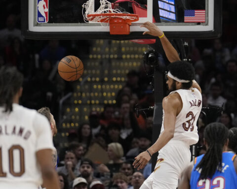 Cavaliers beat Thunder 129-122 to end OKC's 15-game winning streak in matchup of NBA's top teams