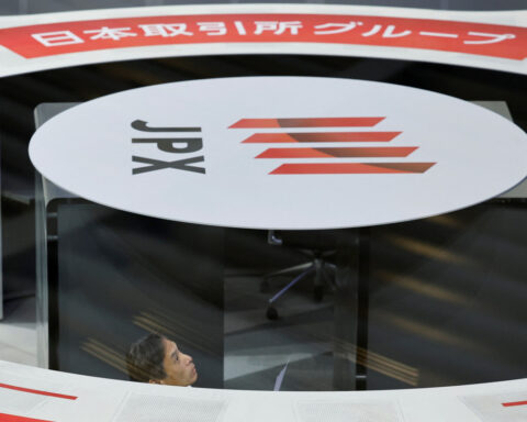 Foreigners turn net sellers of Japanese stocks, lock in 2024 gains
