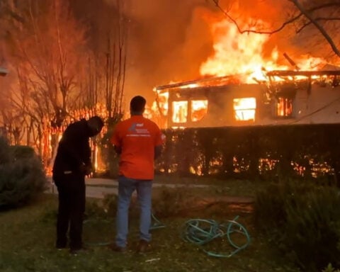 Timelapse video shows Los Angeles wildfire spread rapidly