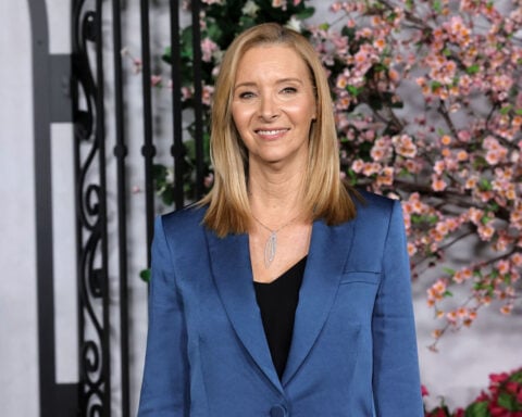 Lisa Kudrow recently found a note Matthew Perry left for her in a ‘Friends’ prop