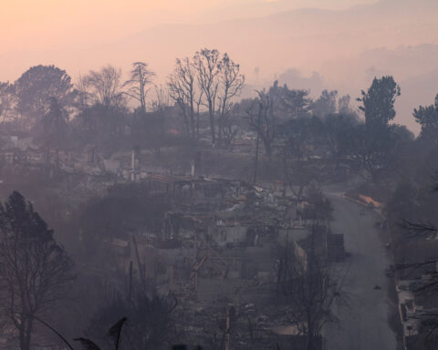 L.A. mayor, California governor criticized over fires as political clash ensues