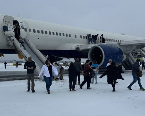 Passengers evacuate Delta flight on slides after aborted takeoff in snowy Atlanta