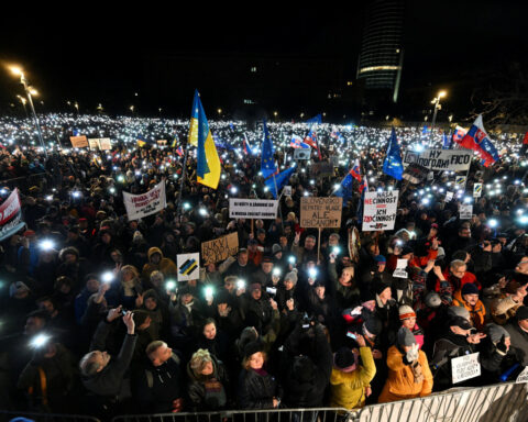 Protesters say Fico dragging Slovakia to Russia in Ukraine gas dispute